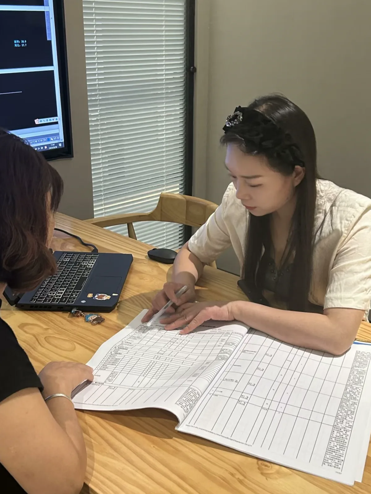 Reviewing hanger specifications with a client at Fanan Display