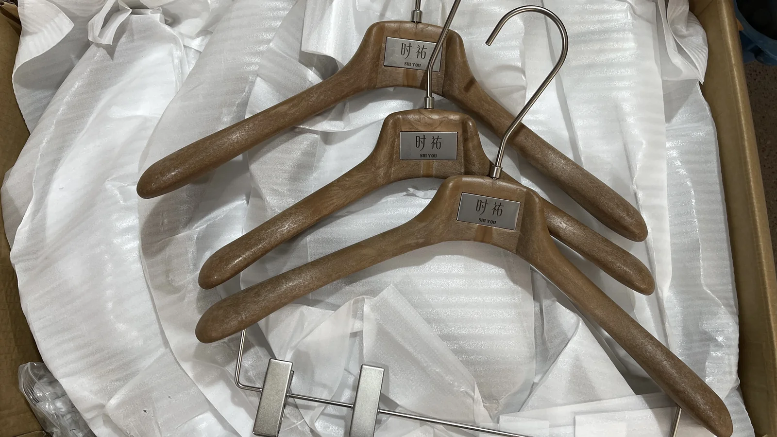 Custom Brown Resin Hangers: Luxury Faux Wood Grain Project for Wenzhou Retail Boutique